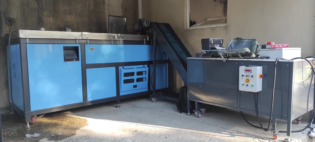 Early 1-tonne system with shredder and conveyor belt outside a hotel in Antalya